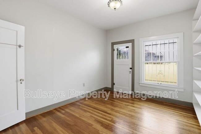 Building Photo - 718 W Roosevelt St