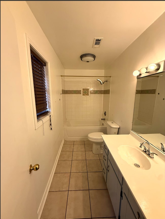 Building Photo - 3 bedroom 2 bath home located in quiet neighborhood