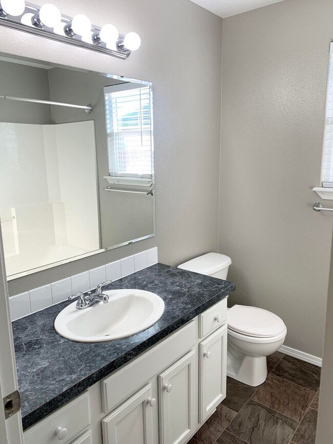 Building Photo - Wonderful Home Next to Nampa's Greenbelt!