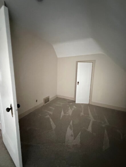 Building Photo - 418 Waukazoo Ave