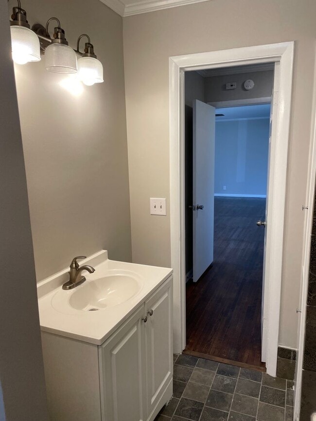 Building Photo - Darling Midtown Charmer! 3 bed 1 bath - NE...