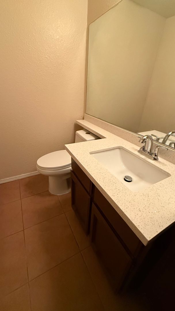 Building Photo - 2 BEDROOMS 1.5 BATHROOMS  TOWNHOUSE AVAILABLE FOR RENT !!!