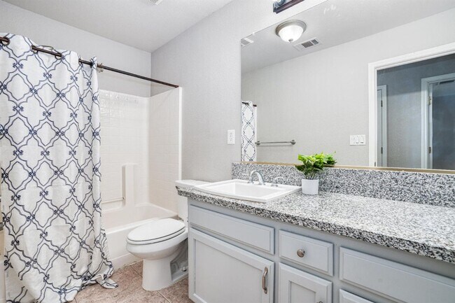 Building Photo - Perfect 6/3 Clovis Home for Large Family!