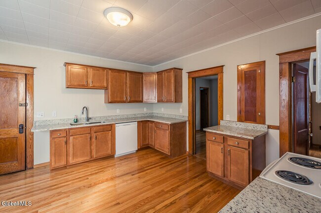 Building Photo - 65 Van Derveer St