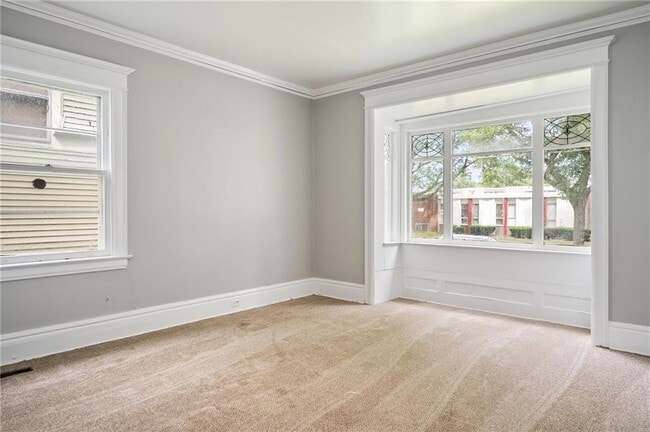Building Photo - 117 Kenwood Ave