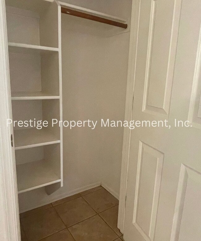 Building Photo - Charming All Tile 4/2 Rita Ranch Home