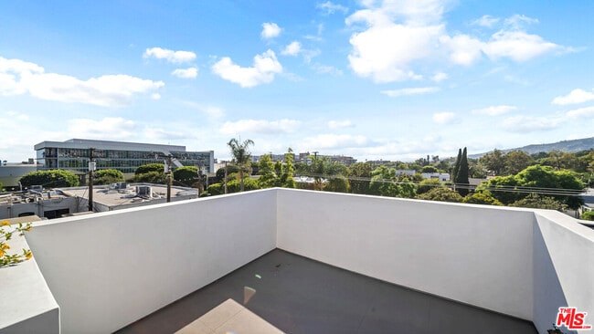 Building Photo - 1123 N Formosa Ave