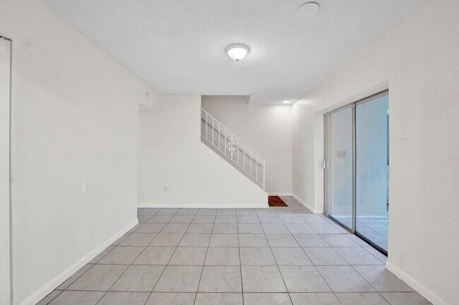 Building Photo - 3 BR / 3 BA + Patio + Parking AVAIL 8/1