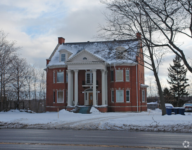 Primary Photo - 1040 Lake Ave