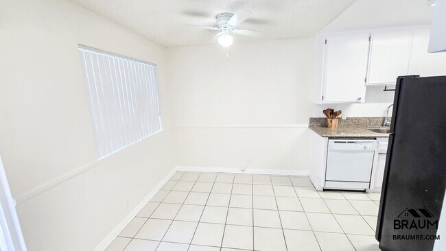 Building Photo - 2 BEDROOM  IN NOHO ARTS