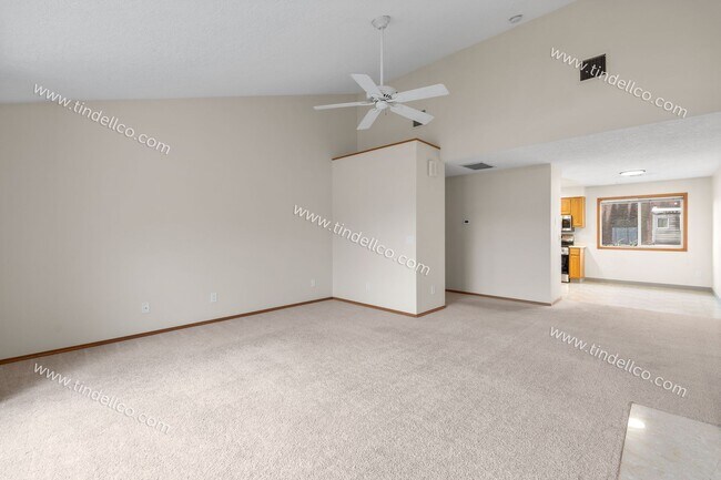 Building Photo - Queen Jeanette Apartments — Beautiful & Spacious Upstairs 2BR/1BA with Vaulted Ceilings, Gas Fire...