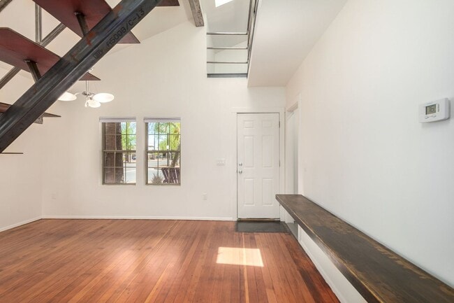 Building Photo - Gorgeous Loft near Roosevelt Row!