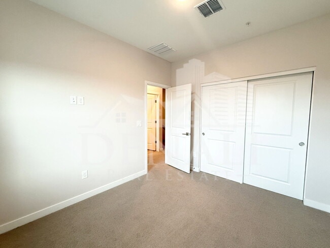 Building Photo - 7532 W Darrow St