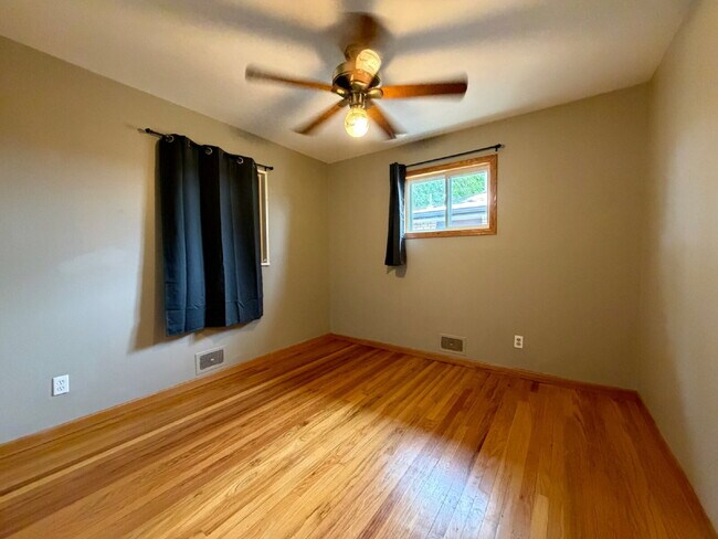 Building Photo - ~Availalbe Now~ Beautiful Four Bedroom House in Denver!