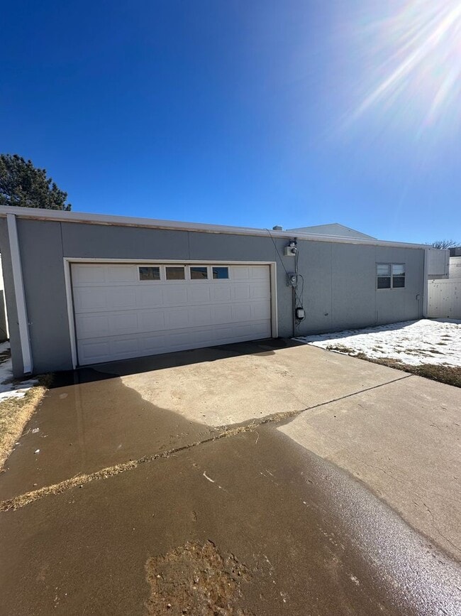 Building Photo - 2 Bed Brick House! Golf Course View!