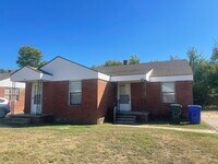 Building Photo - 1 Bedroom 1 Bathroom Duplex For Lease Now!