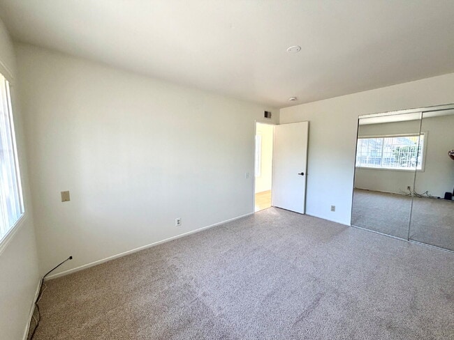 Building Photo - Great location in Lake Forest!