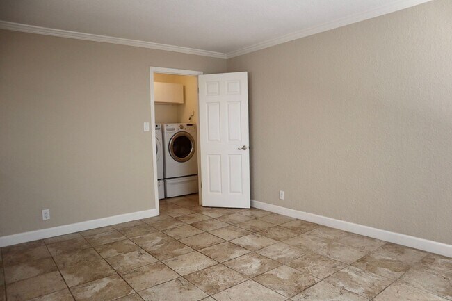 Building Photo - Gorgeous 4-bedroom home with pool – Lakesh...