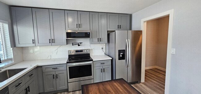 Building Photo - 642 W Plata Ave