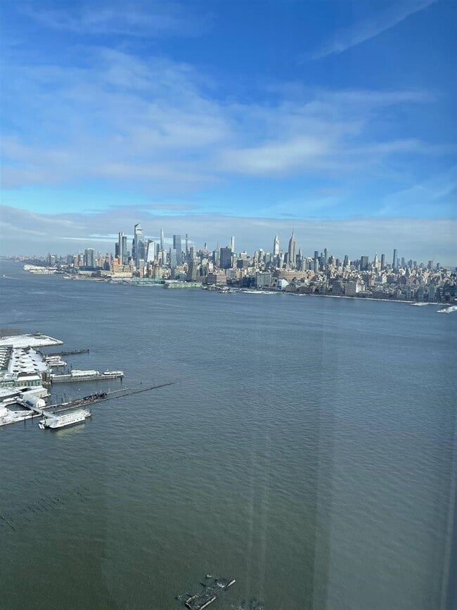 Building Photo - 25 Park Ln S