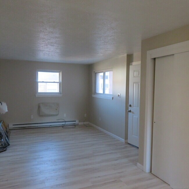 Building Photo - 152 Surrey Dr