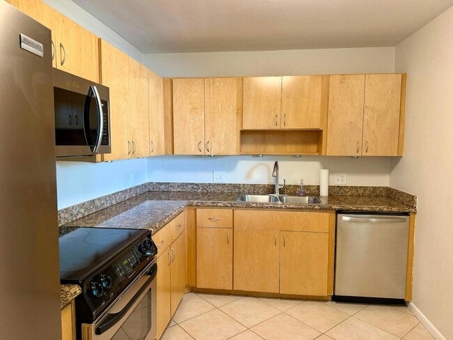 Building Photo - 421 S Lakeside Dr