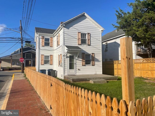 Building Photo - 108 Railroad Ave