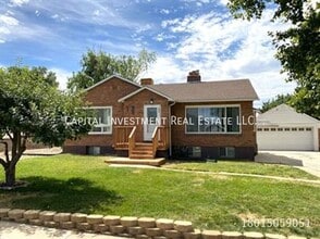 Building Photo - 236 400 S
