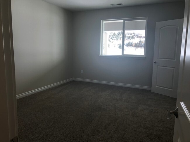 Building Photo - Beautiful 5 bedroom, 4 bath home with wrap...