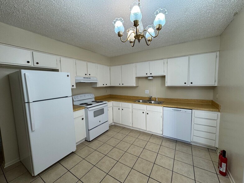 Building Photo - 1102 Harley Dr