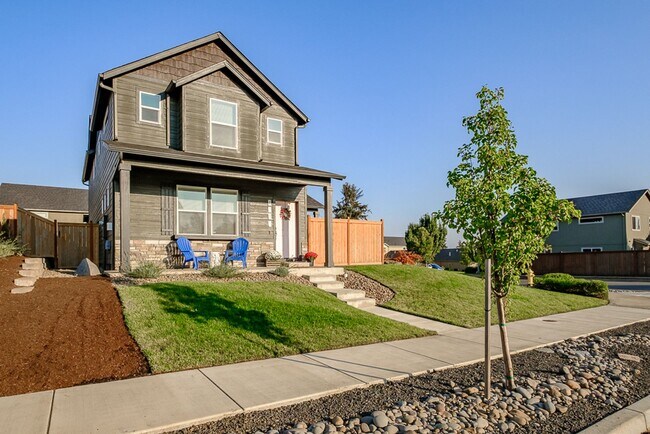 Building Photo - Beautiful 3 Bedroom on Large Corner Lot!