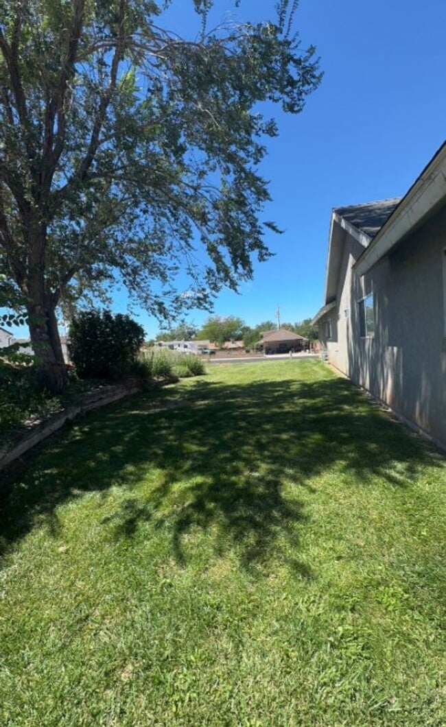 Building Photo - 585 S 225 W