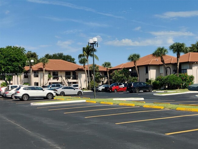 Building Photo - 300 E Club Cir