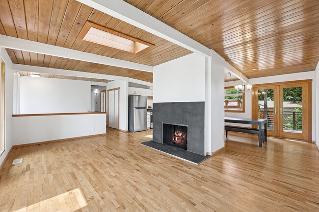 Building Photo - Beautifully Remodeled 3 Bed/2 Bath Edmonds...