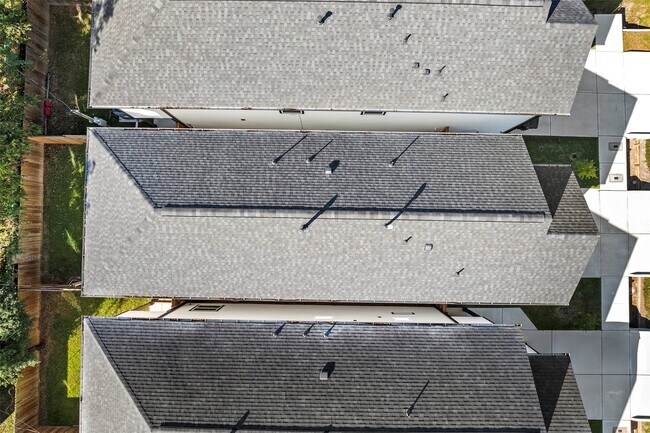 Building Photo - 1071 St Clair St