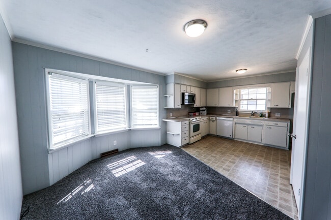 Building Photo - 642 W Sylvania St