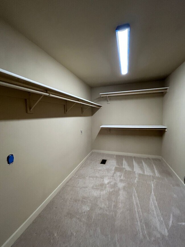 Building Photo - 4 Bedroom / 2 Bathroom Home in SW Redmond
