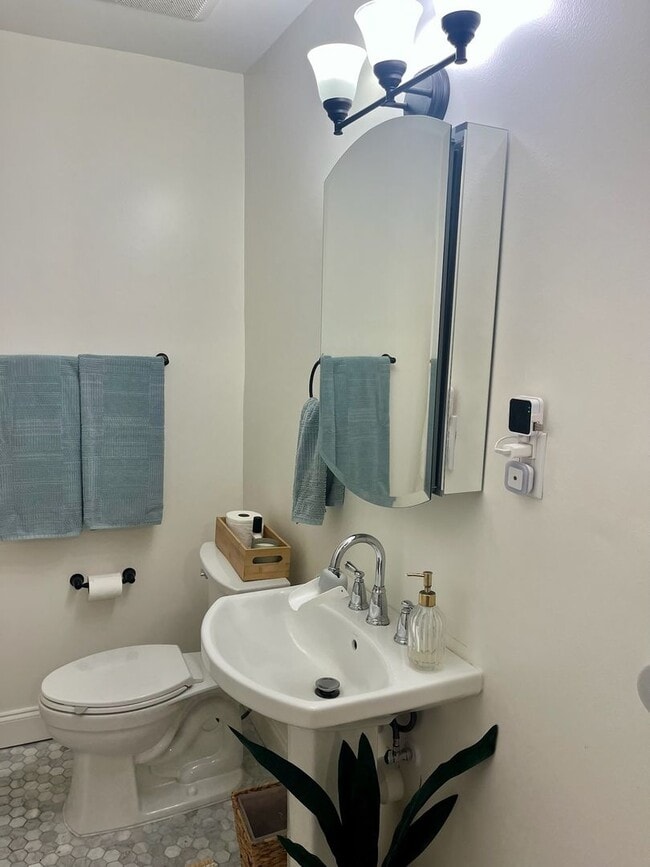 Building Photo - 3/2 Duplex Conveniently Situated in an Established Neighborhood!