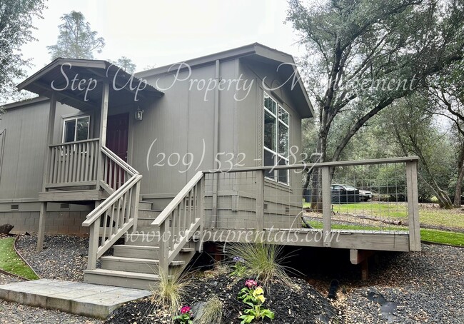 Building Photo - Charming 2 Bedroom 2 Full Bathroom Home Of...