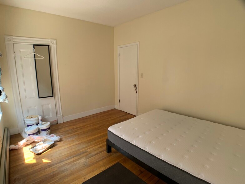 Building Photo - 569 Main St