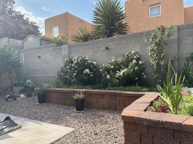 Building Photo - UNSER/LADERA 2 Bedroom  2 Bath  2 car gara...