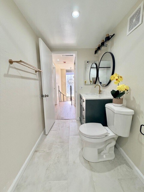 Building Photo - 1635 E Cypress St