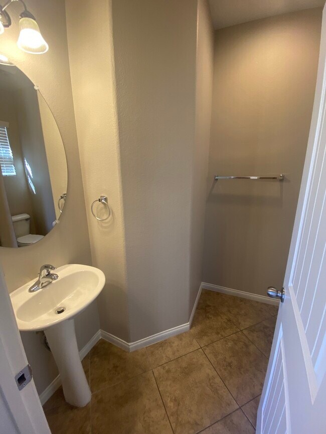 Building Photo - Spacious 4-Bed, 3-Bath Home in Southwest Las Vegas!