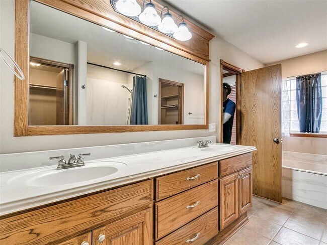 Building Photo - 1001 N Barn Hill Way