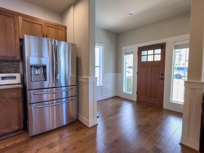 Building Photo - Exceptional 4 Bed + 2.5 Bath House ~  Beth...