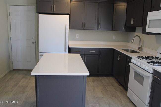 Building Photo - 10465 Omega Cir