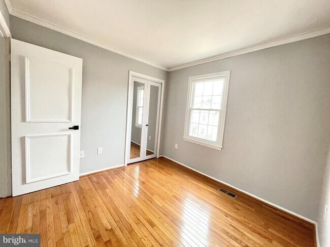 Building Photo - 27 Chantilly Ct