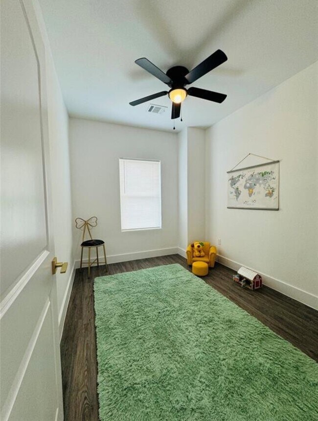 Building Photo - 1621 Wellington St