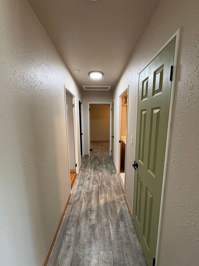 Building Photo - 4 Bedroom Home