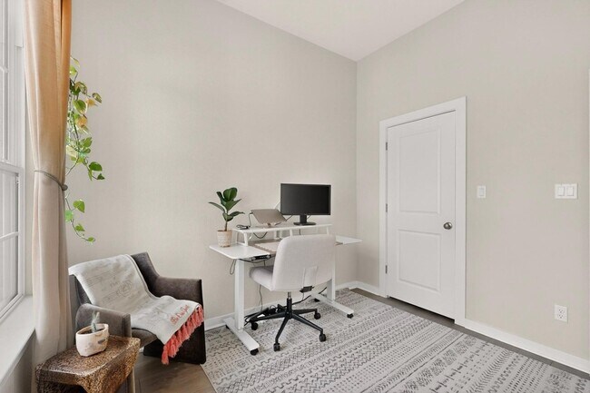Building Photo - 1008 Summer Gln